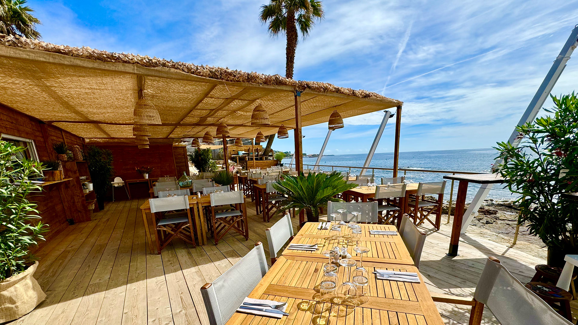 La Crique - restaurant plage privée Sainte-Maxime - terrasse vue mer - restaurant de plage