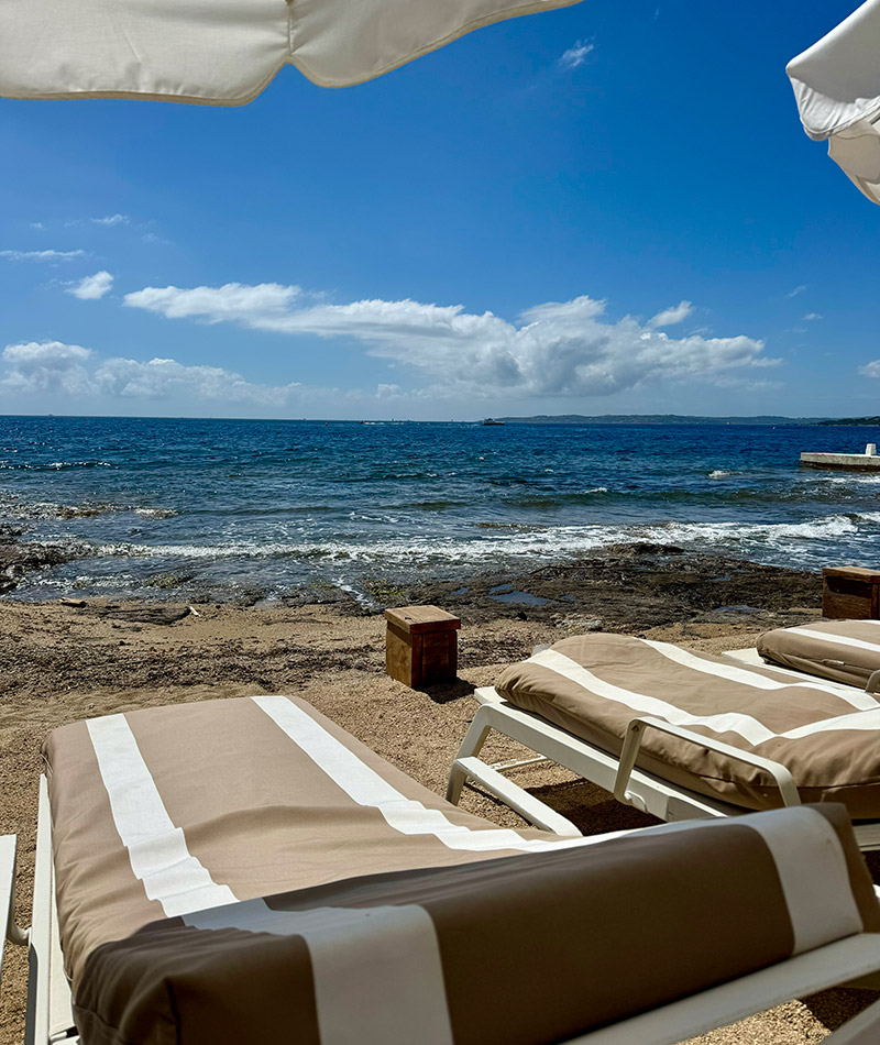 La Crique - restaurant plage privée Sainte-Maxime - plage transat vue mer