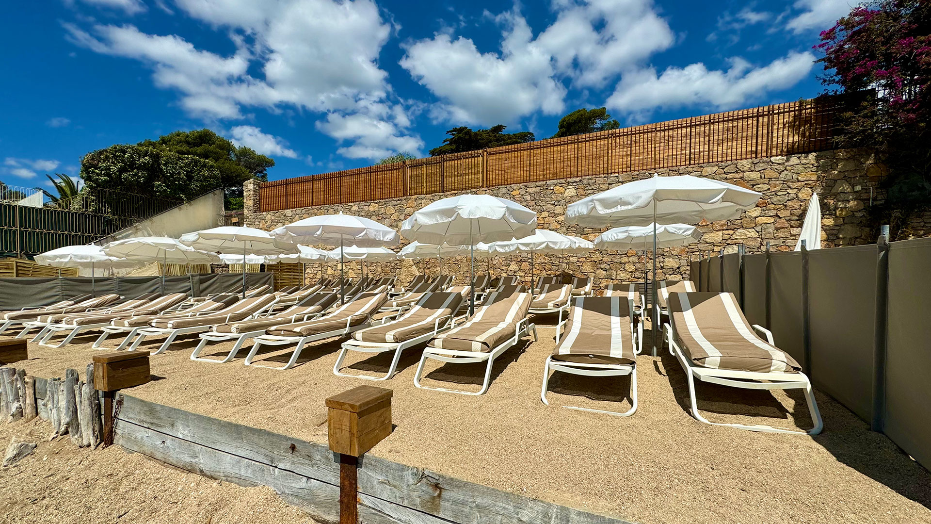 La Crique - restaurant plage privée Sainte-Maxime - photo plage avec transats côté terre